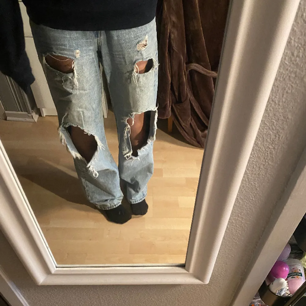 Håliga jeans från hm som blivit för stora för mig, midwaist. Jeans & Byxor.