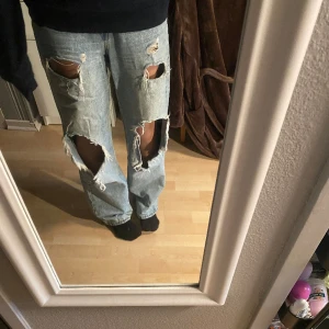 Håliga jeans  - Håliga jeans från hm som blivit för stora för mig, midwaist