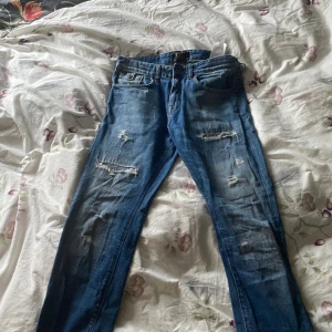 Ltb jeans  - Aldrig haft på mig dom, dom har ba legat i min garderob. Låg midjade och går ut i benen. Inte skinny. 