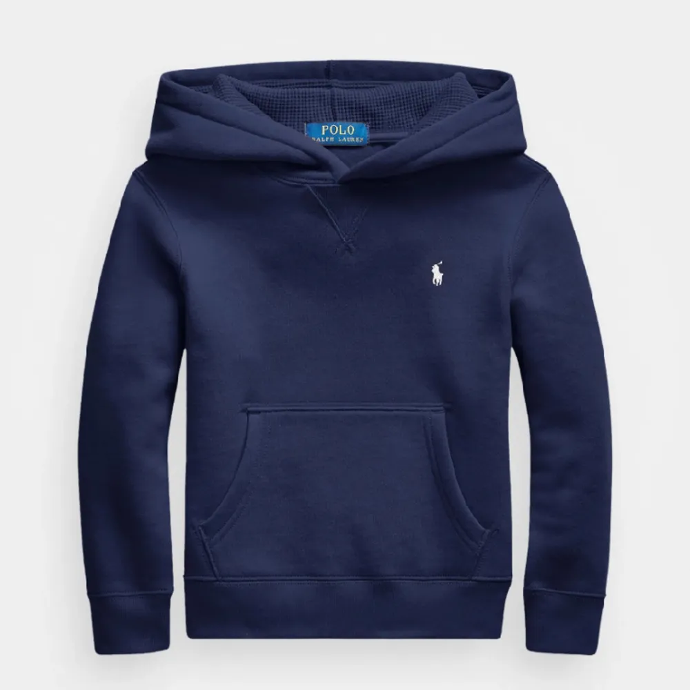 En marinblå hoddie från Ralph lauren köpt för 1599kr säljer för 1300kr eftersom den e helt ny . Hoodies.