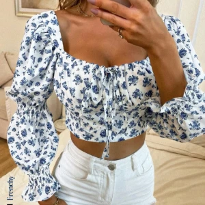 Blus - Vit och blå blommig blus från shein. Använd någon enstaka gång