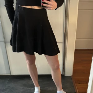kjol - Säljer en svart kjol i använt skick, kjolen är i storlek S från H&M. 