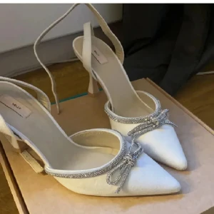 Rosett klackskor - lånad bild från tjejen jag köpt ifrån. nypris 700 väldigt bra skick. 