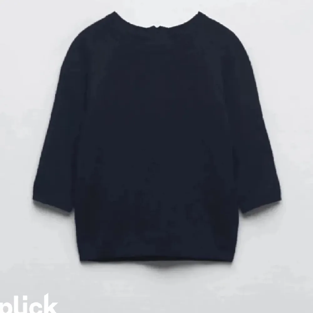 Jättefin stickad t shirt från Zara i bra skick! Använd 1 gång🩷🙌🏼 (lånad bild). T-shirts.