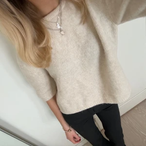 Stickad Tshirt i alpackaull  - Superfin och så populär stickad Tshirt i alpackaull från lindex som är sparsamt använd och i gott skick💕 liknar de populäraste tröjorna från &other stories 