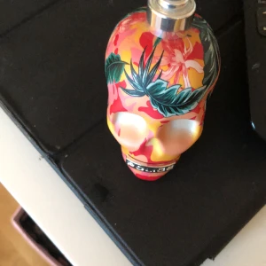 Parfym  - Hej säljer en damparfym Police 30 ml knappt använd 