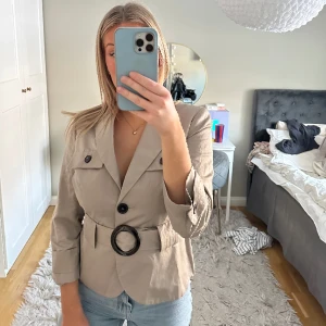 Beige kavaj - Beige kavaj från mango. Storlek 40 men sitter mer som en 36a