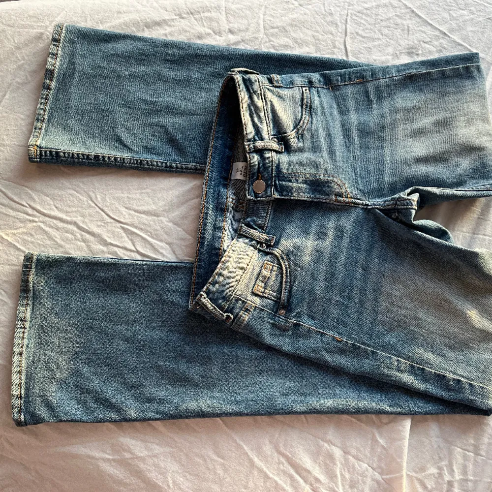 Low waisted bootcut jeans från hm🙌🏼 Säljer för att dem tyvärr är för små, jättefint skick. Nästan alltid slutsålda på hm💞Enkla att styla med mycket! Skriv privat om frågor eller fler bilder!. Jeans & Byxor.