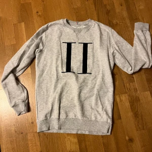 Les deux sweatshirt  - Ljusgrå sweatshirt, något noprig i tyget Storlek M  Prisförslag  Frakt tillkommer 