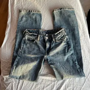Superfina low waist jeans från weekday💞 Ny skick då de tyvärr inte passa när jag beställt hem dem, nypris 590kr💞Kan gå med på att sänka priset så bara skriv privat om frågor och annat🙌🏼