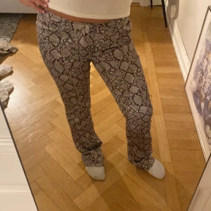 Orm byxor  - Säljer mina så snygga och populära  ormbyxor ifrån weekday då de ej kmr till användning. De har lite slitningar längst nere men inget man tänker på. Jag är 163 för referens! ❤️