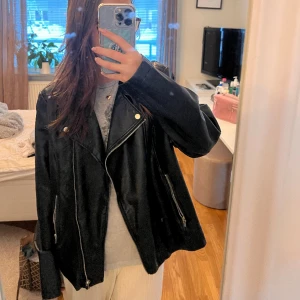 Oversized skinnjacka  - Super snygg skinjacka! Rätt tunn och skön med en tröja under! 😍