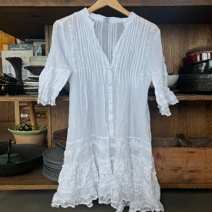 Sommarklänning - Så fint vit sommarklänning, perfekt till stranden osv!! Jättefina detaljer 💕 den är köpt i Spanien och är one size, jag själv brukar ha S och den passar bra på mig men tror även den funkar bra för M eller XS om man vill ha den lite flowy :) 