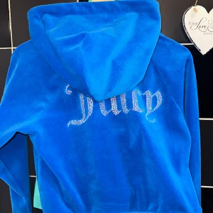 Snygg juisy couture hoddie  !  - Snygg juisy couture hoodie i bra skick. Säljes för den är för liten för mig. Den är i storlek S💙