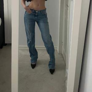 Snygga jeans från Gina. Inte riktigt min stil så det är därför jag säljer! Bra skick🤍  Är 154 cm lång