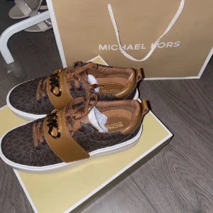 Michael Kors dam skor - Helt oanvända i storlek 38 Skriv för frågor! (Äkta och man får påsen och boxen med)🤍