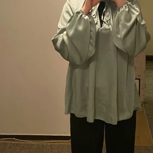 Tröja - En fin tröja som jag säljer för att den inte kommer till användning längre.