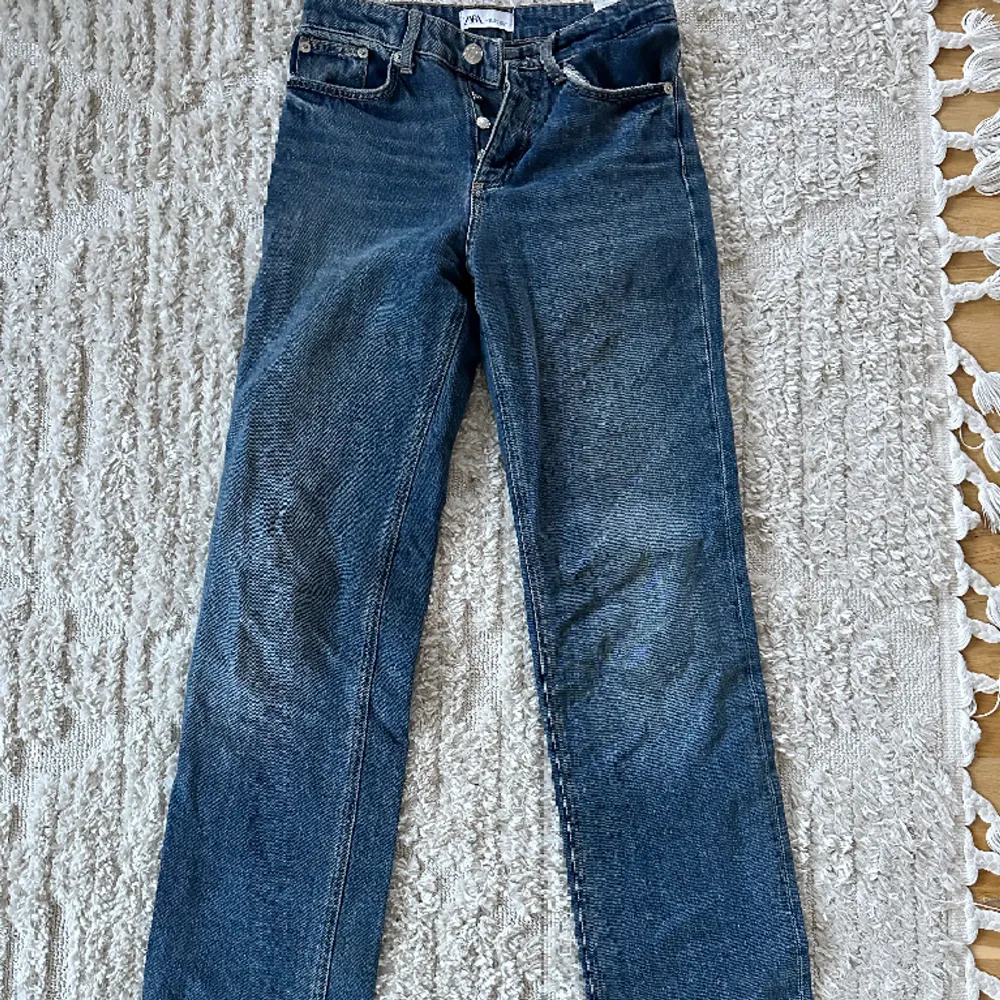 Mörkblå raka jeans från zara som tyvärr blivit för små för mig därför ingen bra bild. Första bilden är en gammal bild där man ser på ett ungefär hur dom sitter❤️. Jeans & Byxor.