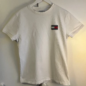 Tommy Hilfiger T-shirt - En basic vit t-shirt med ”Tommy Jeans” loggan!  Skick 7/10