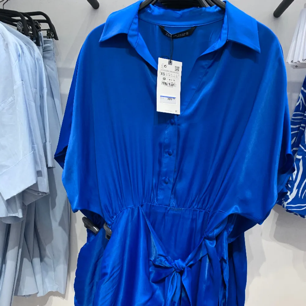 Letar efter den klarblåa klänningen (helst i strlS) från Zara sommaren 2021. Pris diskuterbart. Står för frakten. 💙💙💙. Klänningar.