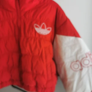 Adidas Vintage Jackor - En Adidas jacka Vintage i storlek small jackan är varm men slutar vid midjan. Jackan är i väldigt bra skick