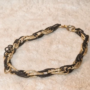 Halsband med svarta och guldiga länkar - Nytt och oanvänt! Kort halsband, sitter lösare än en choker. Verkligen jättefint och unikt!   Använd gärna köp-knappen 💖💖 & följ min profil för fler nyheter! 🥰