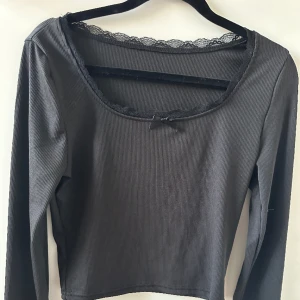 Långärmad med spetskant  - Jag säljer denna tröja som jag fick i julklapp iår eftersom den inte passar mig. Den är i fint material och i nyskick. Priset kan diskuteras.