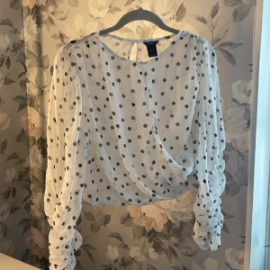 Vit prickig blus  - Superfin vit blus med svarta prickar i storlek M 🤍 Själv har jag i vanliga fall S och denna är liten för mig så jag skulle säga att den är Xs 