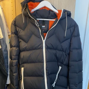 Mountain works jacka - Väldigt varsamt använd. Storlek L sitter som L. Skriv vid funderingar.