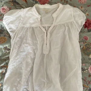 Super söt topp - Säljer denna fina topp från NY (near You) för 120kr+ frakt pris kan dock diskuteras, skulle säga att den passar en S och uppåt