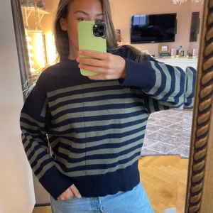 Randig stickad tröja  - Randig stickad tröja från Zara, Storlek M