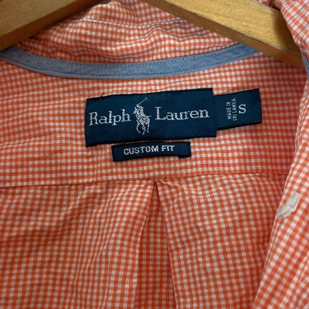 Mycket fin och tunn Ralph lauren skjorta som är perfekt för sommaren Bra skick och använd fåtalet gånger Tvättas och stryks innan den skickas . Skjortor.