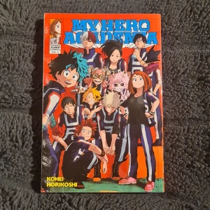 My hero academia vol. 4-6 - My hero academia manga vol. 4, 5 och 6. Bra skick! Endast läst en gång och sedan plaserats på en hylla Lite böjda sidor men så pass små att det knappt syns [Kan skicka bilder om tillfrågad] Original pris 99kr 50kr var Köpare står för frakt!!