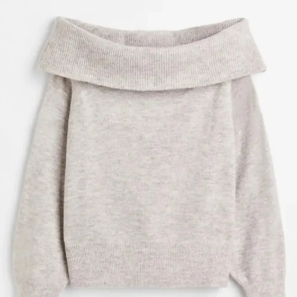 Säljer denna stickade of shoulder tröja ifrån hm  då den inte kommer till användning, skriv för fler bilder🥰. Tröjor & Koftor.