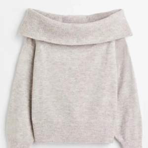 Säljer denna stickade of shoulder tröja ifrån hm  då den inte kommer till användning, skriv för fler bilder🥰