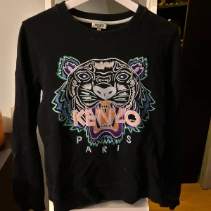 Kenzo tröja - Säljer nu men kenzo tröja då denr några år men är som helt ny!! Fick den för 6 år sedan! Som helt ny! Har dock klippt av lappen på siden när jag fick den🩷 (köparen står för frakten)