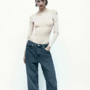 Off shoulder body  - En super snygg off shoulder body i lite sheer material från Zara i strl S💋 Denna body är aldrig använd, ny utan prislappar 🌹 