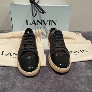 Lanvin skor  - Tjena! Säljer nu dessa grymt snygga och eftertraktade lanvin skorna i bra skick! Skorna är i storlek UK 9 vilket motsvarar 43/44 Lanvin skorna är i en snygg grå/svart färg!  Tillkommer: Box, Dustbags och extra snören! Vid frågor är det bara att skriva😉