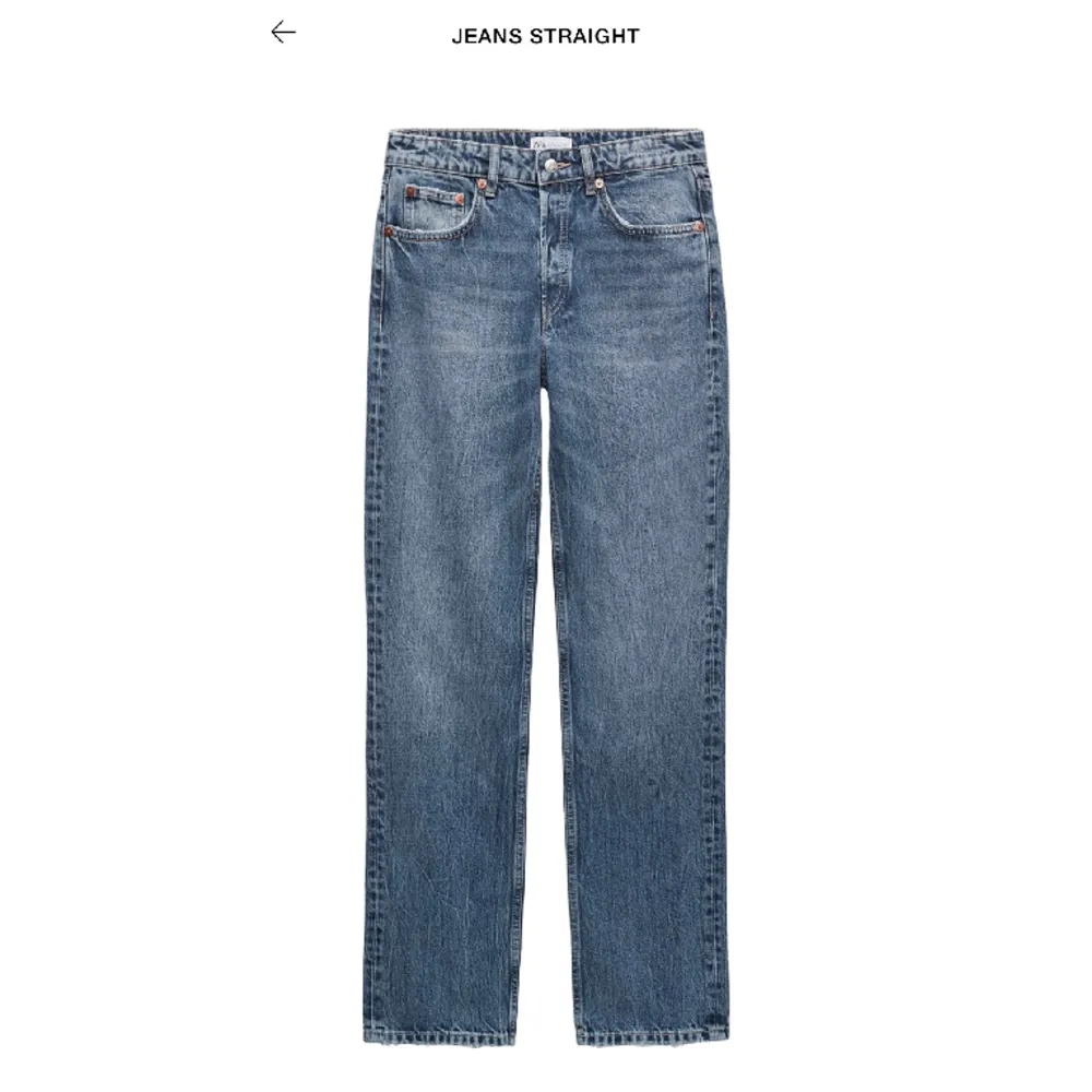 Raka jeans ifrån Zara! . Jeans & Byxor.