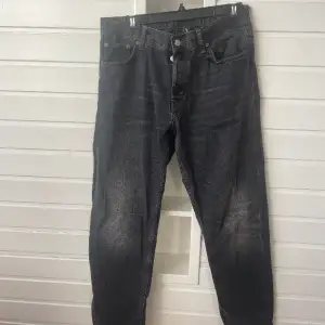 Här kommer Barrel jeans från weekday som är i gott skick. Jeansen kostade nya 500kr och säljs för 250kr. Storlek 29/30.