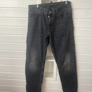 Jeans från weekday i storlek 29/30.  - Här kommer Barrel jeans från weekday som är i gott skick. Jeansen kostade nya 500kr och säljs för 250kr. Storlek 29/30.