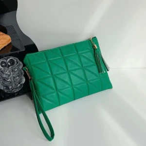 Grön clutch - Säljer min gröna clutch. 