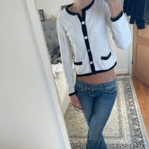 Kofta från STOCK LM - Svartvit kofta från STOCK LM. I nyskick💘