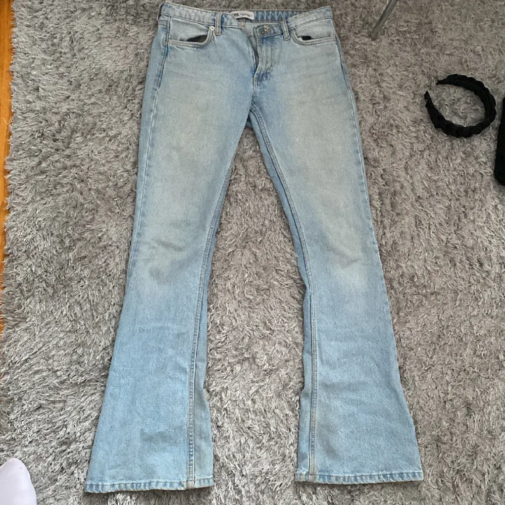 Säljer dessa jätte fina ljusblåa Bootcut jeans från zara för 300 kr+frakt 🩷🩷(första och andra bilden lånade!). Jeans & Byxor.