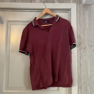 Fredperry vinröd pikétröja ok skik