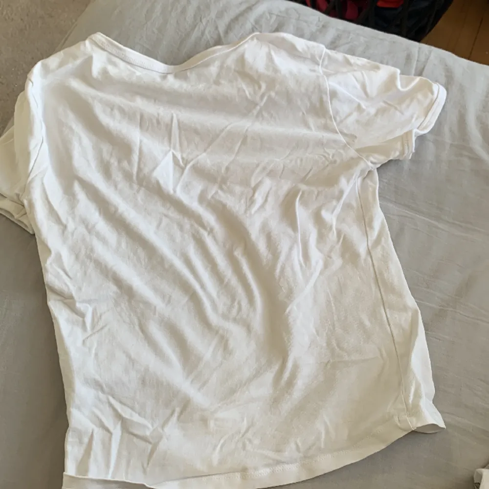 Jätte gullig vit t-shirt med ett änglatryck på.. T-shirts.
