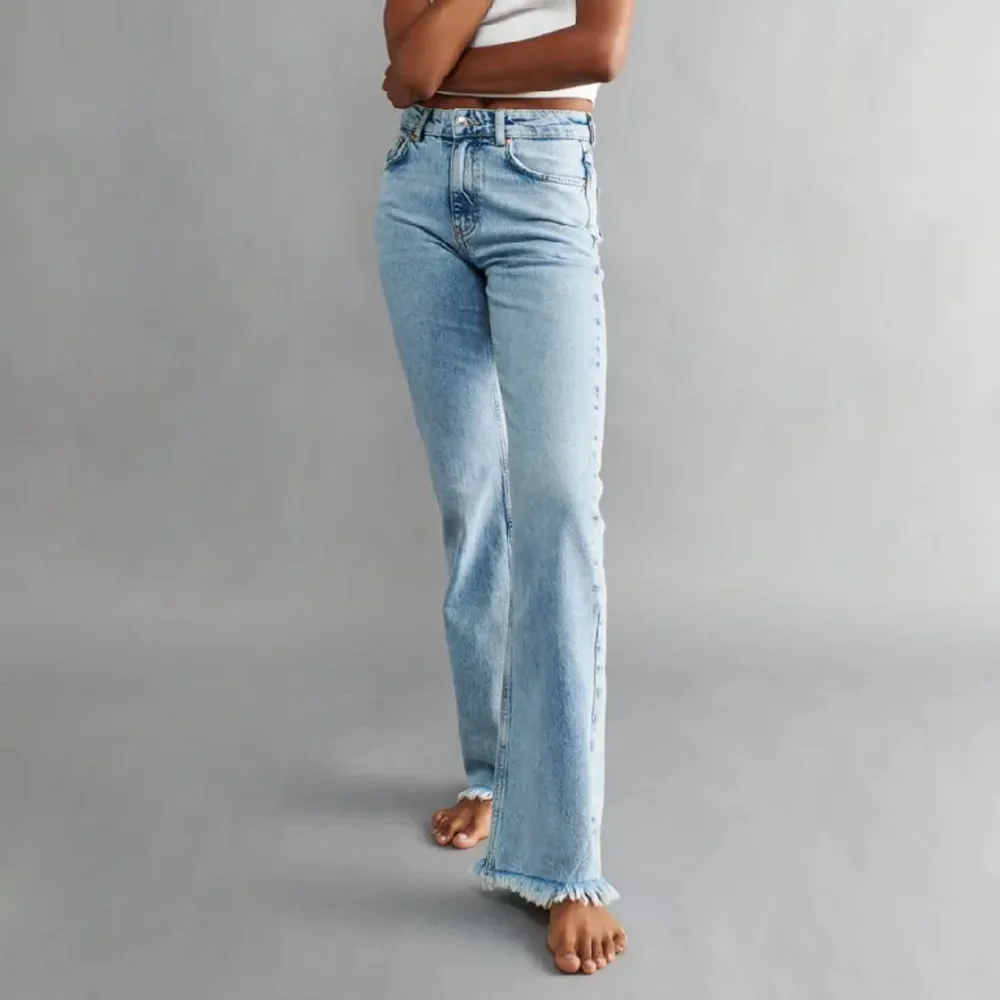 Intressekoll på mina jättefina flare jeans från ginatricot. Har gjort ett eget hål på högra knät, skriv för fler bilder💞. Kan finnas defekter på strimlorna längst ner på byxorna då de kan ha varit lite långa. Slutsålda på hemsidan och nypris är 499💞. Jeans & Byxor.