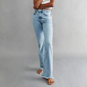 Intressekoll på mina jättefina flare jeans från ginatricot. Har gjort ett eget hål på högra knät, skriv för fler bilder💞. Kan finnas defekter på strimlorna längst ner på byxorna då de kan ha varit lite långa. Slutsålda på hemsidan och nypris är 499💞