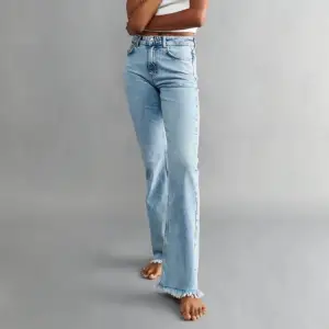 Intressekoll på mina jättefina flare jeans från ginatricot. Har gjort ett eget hål på högra knät, skriv för fler bilder💞. Kan finnas defekter på strimlorna längst ner på byxorna då de kan ha varit lite långa. Slutsålda på hemsidan och nypris är 499💞