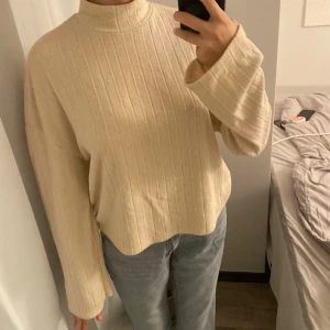 Tjock tröja - Använd få tillfällen, har jätte många och har behövt rensa ut några🌺